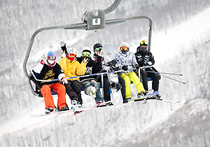 여섯명의 스키어가 리프트를 타고 있는 사진
